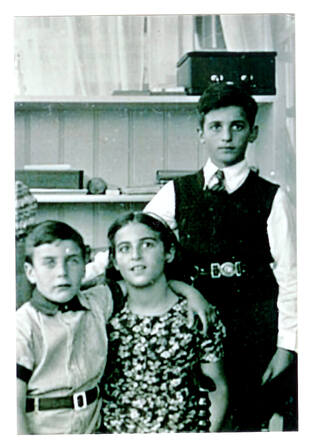 Eva Cohen Rodriguez and Joop Cohen Rodriguez (right) with their cousin Jacob Aron (Jaap) Frank