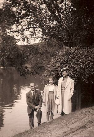 Rosina Cohen with her uncle Raphaël Zwartverwer and her aunt Hermine Zwartverwer-Kodydek (she survived the war).Photo taken in august 1939 in (probably) het Haagse bos.