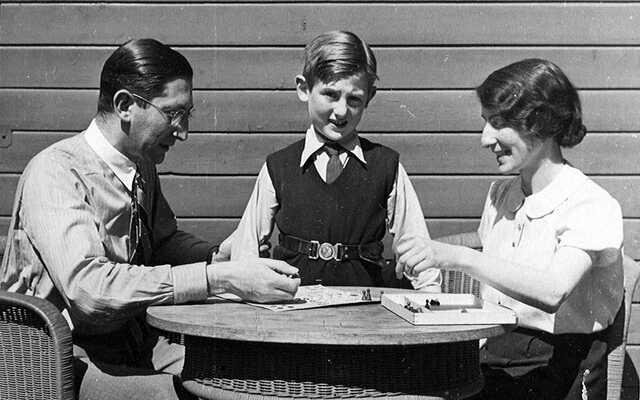 Georg Cohn with his parents