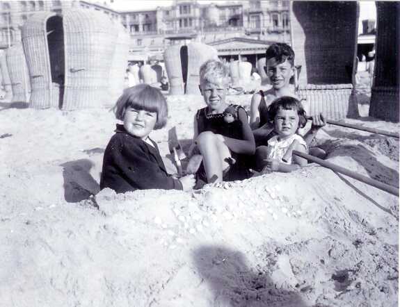 Jennie Cune (right) at the beach in Scheveningen, august 1931