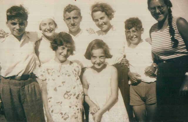 Flora Betty (Floortje) van Dal (right, in front), with family members in Zandvoort, 1935
