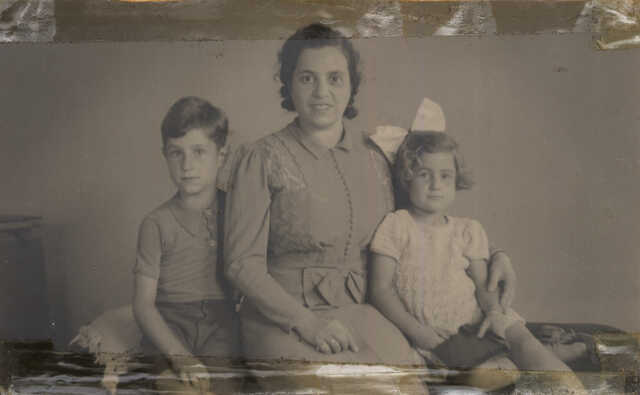 Benjamin Leonard Emile (Bennie) and Jenny Elizabeth van Dam with their mother Fanny Adelheid Helena van Dam-Wesly