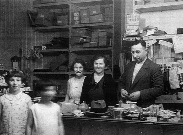 Henny Rozetta (left in front) and Henriëtte Hendrina (on the right in front) van Dam with their sister Elizabeth van Dam and their parents Hartog and Keetje van Dam-Swartenberg, around 1935