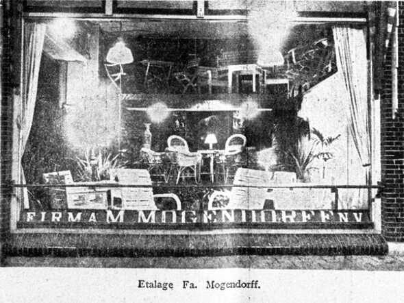 De Graafschap-bode  nieuws- en advertentieblad  15 mei 1931, pag. 9. Etalage fa. M. Mogendorff te Doetinchem.