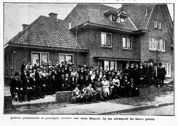 De Graafschap-bode,  nieuws- en advertentieblad, 1 mei 1933, pag. 1. Joodse gemeente Doetinchem en genodigden.