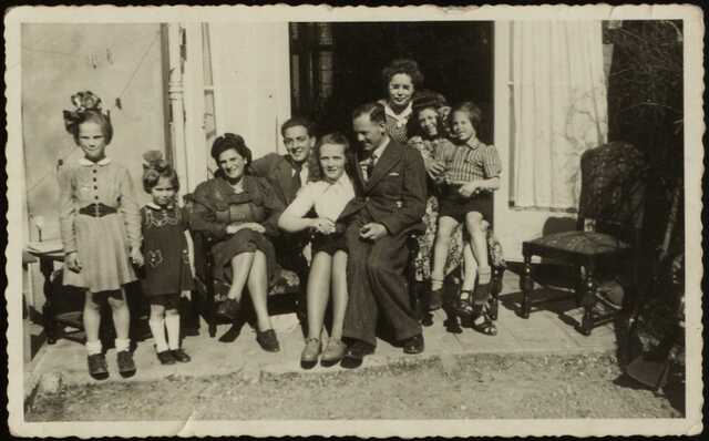 Debora (Doortje) Sanders,first on the right next to her mother Susanna Kanis.