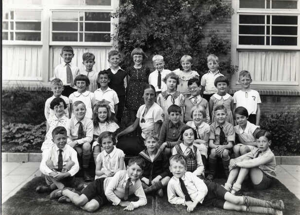 School photo of the 2nd class in 1934 of the Deurlooschool in Amsterdam