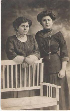 Dina Cohen-Japhet (left)and her sister Johanna-1911