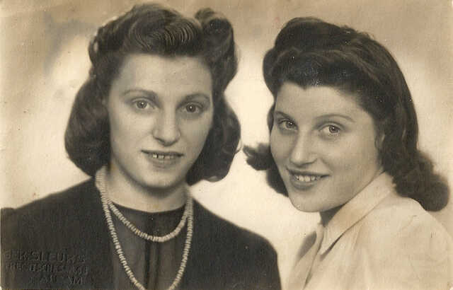 Flora Doof (right) with her elder sister Roza Cohen-Doof