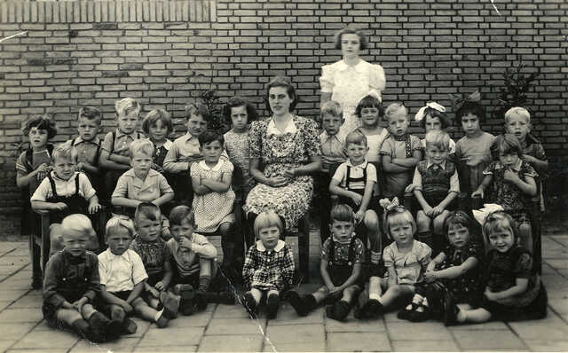Dora Ossedrijver, op de derde rij, tweede van rechts.