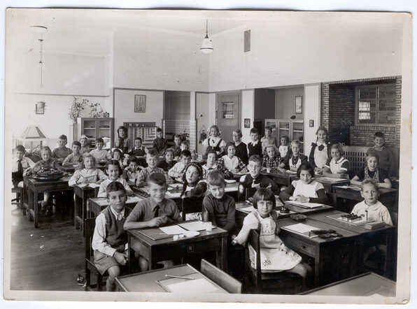 Inge Dreijer (sitting in front of the teacher), on a school photo from the 1e Montessorischool in the Corellistraat in Amsterdam, 1937