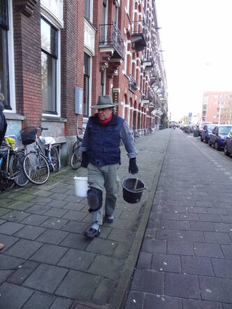 Gunter Demnig aan het Oosterpark Amsterdam
