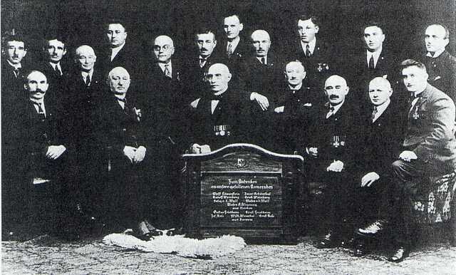 Eduard Cossen temidden van de leden van de Rijksbond voor Joodse Frontsoldaten, 1924