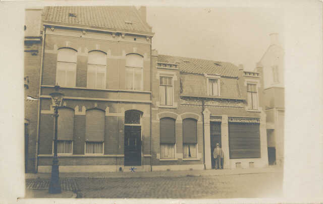 foto-huis van tante Paulien voork Sint-Annaplein later Lieve-Vrouweplein 14 en 13 wed. Pauline Elzas-Gersons en slager Alexander Gersons