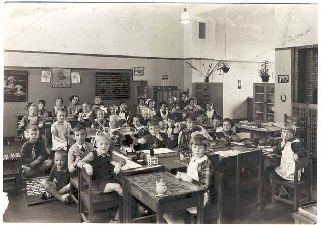 School photo of the 1e Montessorischool in the Corellistraat in Amsterdam, 1937