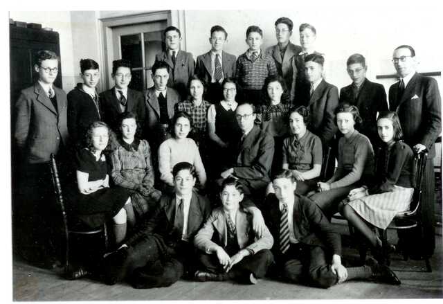 Klassenfoto van klas 2a van het Joods Lyceum in Den Haag, april 1942 (en)