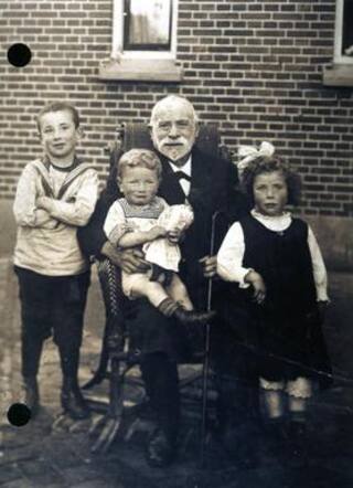 Opa Röttgen met Lutze, Benno en Lenie Elkus