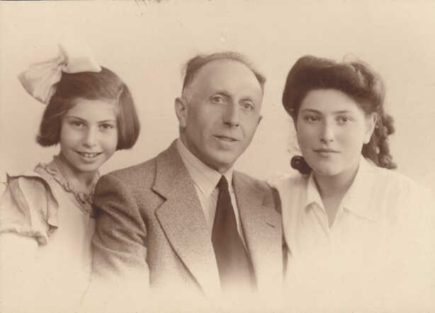 Via Roosje Emden (left) with her father Emanuel Emden and her sister Bloeme (who survived the war)
