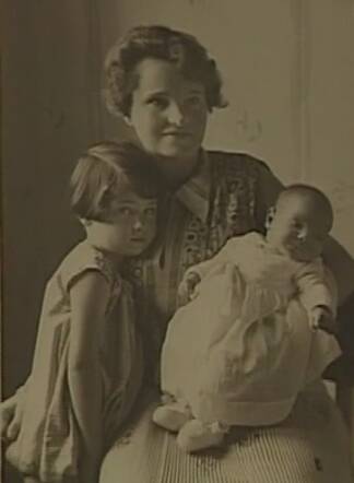 Emmy Renate Baumann-Merfeld met haar beide dochters, 1929