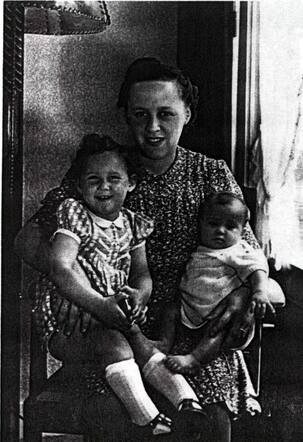Leny Engelsman with her sister Esther (who survived the war) and her mother Anna Engelsman-de Metz