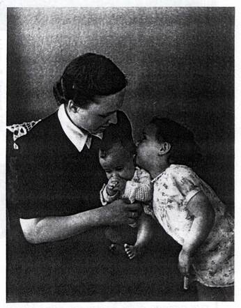 Leny Engelsman with her sister Esther (who survived the war) and her mother Anna Engelsman-de Metz