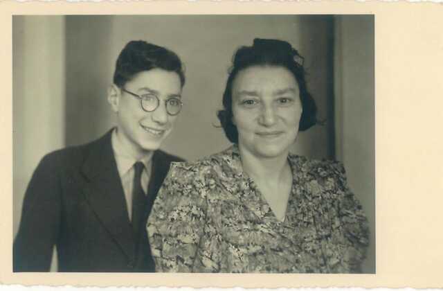 Levie Ephraïm with his mother Marianne Ephraïm-Frank