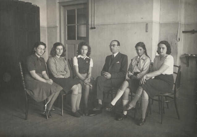 School photo of the 3rd year at the Jewish Lyceum in The Hague, 1941-1942