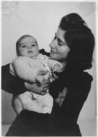 Esther Franschman-Swaab met haar zoontje Mozes, 1 december 1942