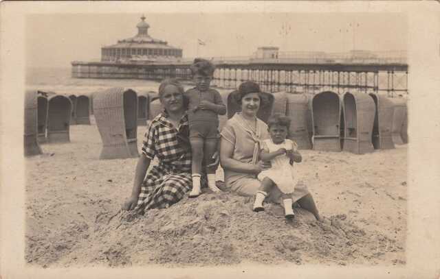 Eva en Simon van Wieringen met hun moeder Wilhelmina van Wieringen-Luzato en een onbekende vrouw, 1926