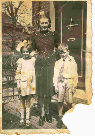 Fajga Rozenszajn-Korn met twee buurtkinderen, zomer 1940