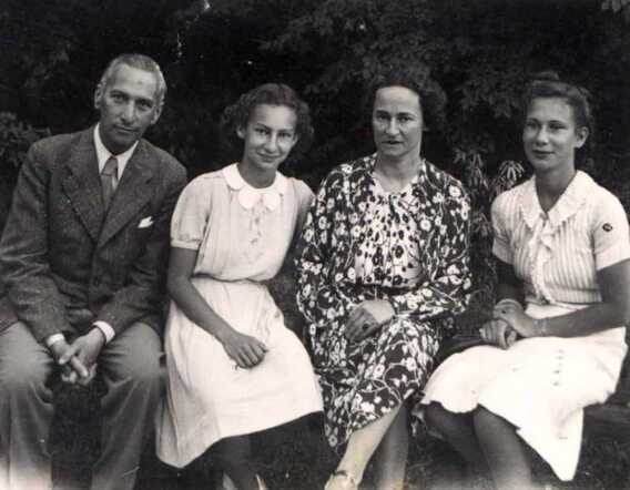 Dorothee Wagener met haar zus Rosemarie Wagener en hun ouders Wilhelm Siegfried en Anna Minna Wagener-Loewenthal (en)