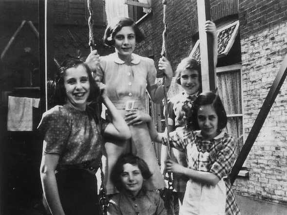 Meta Sanders (sitting on the swing) and Betje Meta (Betsy) Sanders (standing on the swing), with on the right from Betsy their cousin Debora (Deetje) Finsij