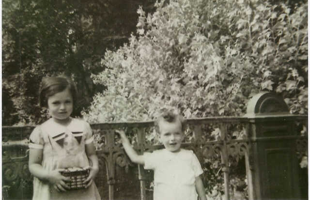 Louise Catharina (Loulou) Flesseman with her cousin in Artis Zoo