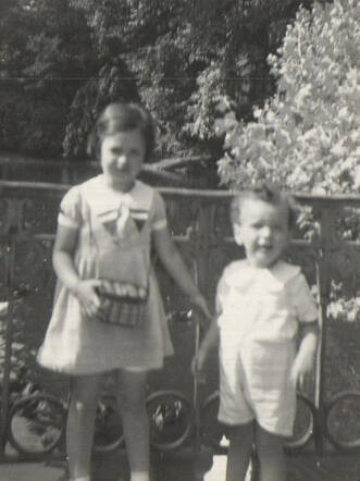Louise Catharina (Loulou) Flessemanwith her cousin in Artis Zoo