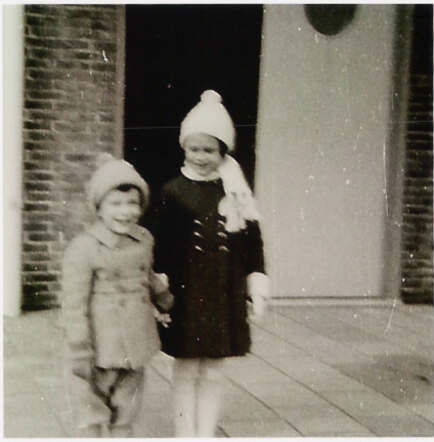 Louise Catharina (Loulou) Flessemanwith her cousin in Artis Zoo