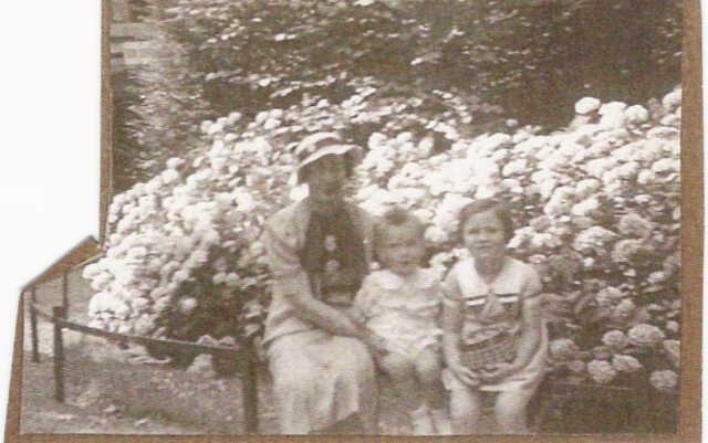 Louise Catharina (Loulou) Flesseman with her cousin and her mother Gisele Flesseman-Weinberger
