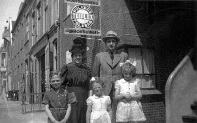 Jacob Philip, Lenie Leraar, Juda, Rachel and Mina in betere tijden.