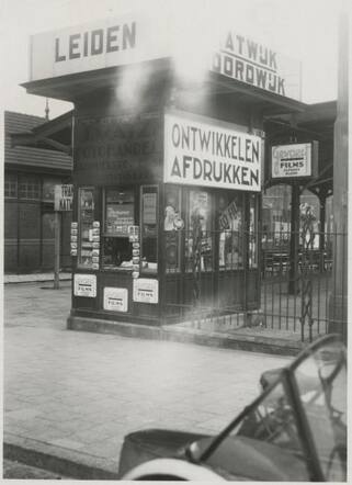 Fotokiosk van Jossif Matz op de Gevers Deynootweg in Scheveningen, 1933
