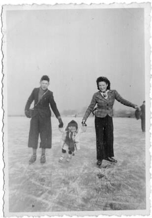 Adolf Iwan (Dolf) Gazan (left), with on the right his sister Noortje and left his sister Lieneke (both survived the war)
