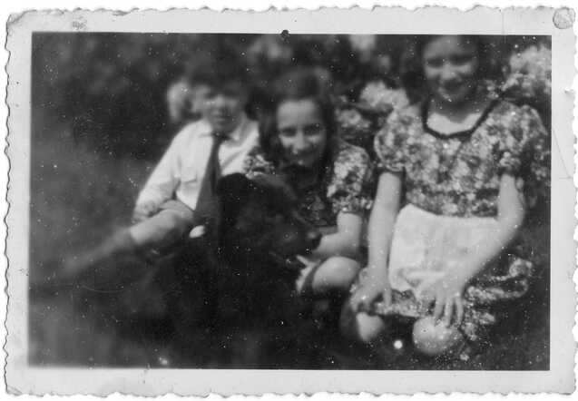 Adolf Iwan (Dolf) Gazan (left), with his sisters Maud and Noortje (both survived the war)