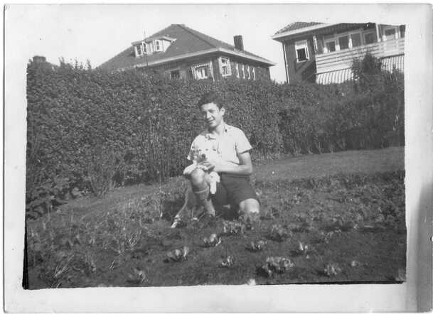 Adolf Iwan (Dolf) Gazan with his dog in Amstelveen