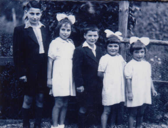 From left to right: David Isaäk Geerts Gazan, Dina Hendrina Gazan, Bernard Levie Gazan, Helena Dora Eva Gazan en Dora Gazan