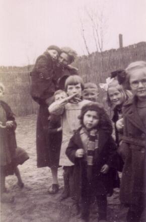 The dark-haired girl in the front is Johanna (Annie) van Gelder, January 1938, Dedemsvaart