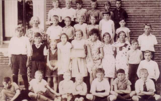 Tallientje Saartje (Tallie) van Gelder (2nd row from the back, 1rst from the right), on a school photo of the Openbare Lagere School Wijk F in Dedemsvaart