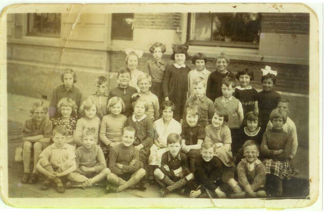 Rachel van Gelderen (2nd row, 6th from the left) at a school photo of the Anslijnschool in Haarlem, 1939-1940