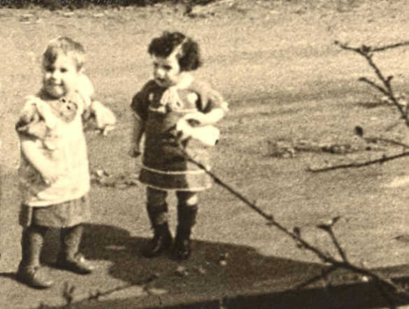 Hannie ten Brink (rechts) met buurmeisje Clara