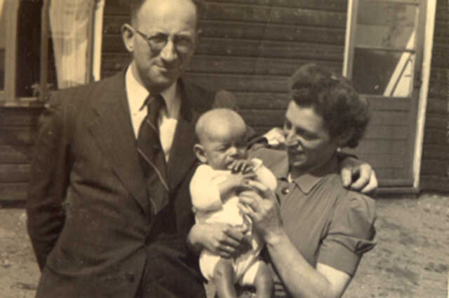 Samuel Gosschalk en Anna Cats in Westerbork samen met hun zoontje Bernard in Westerbork