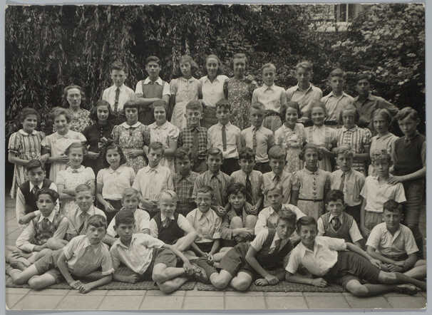 School photo of the 5th grade of the Vondelschool in the Jekerstraat, Amsterdam 1939-1940
