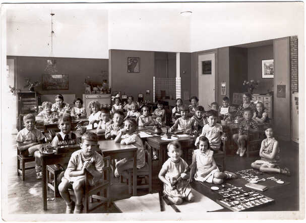 School photo of the 1e Montessorischool in the Corellistraat in Amsterdam, 1934