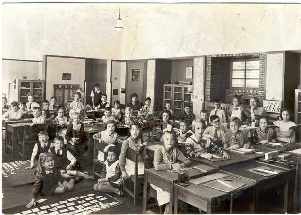 Klassenfoto van de 1e Montessorischool aan de Corellistraat in Amsterdam, 1937